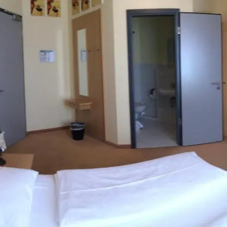 Cinehotel Maroni 3* ツィルンドルフ