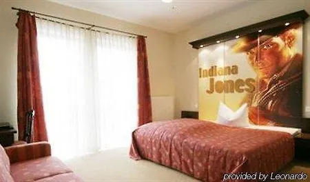 Cinehotel Maroni 3* زيمدورف